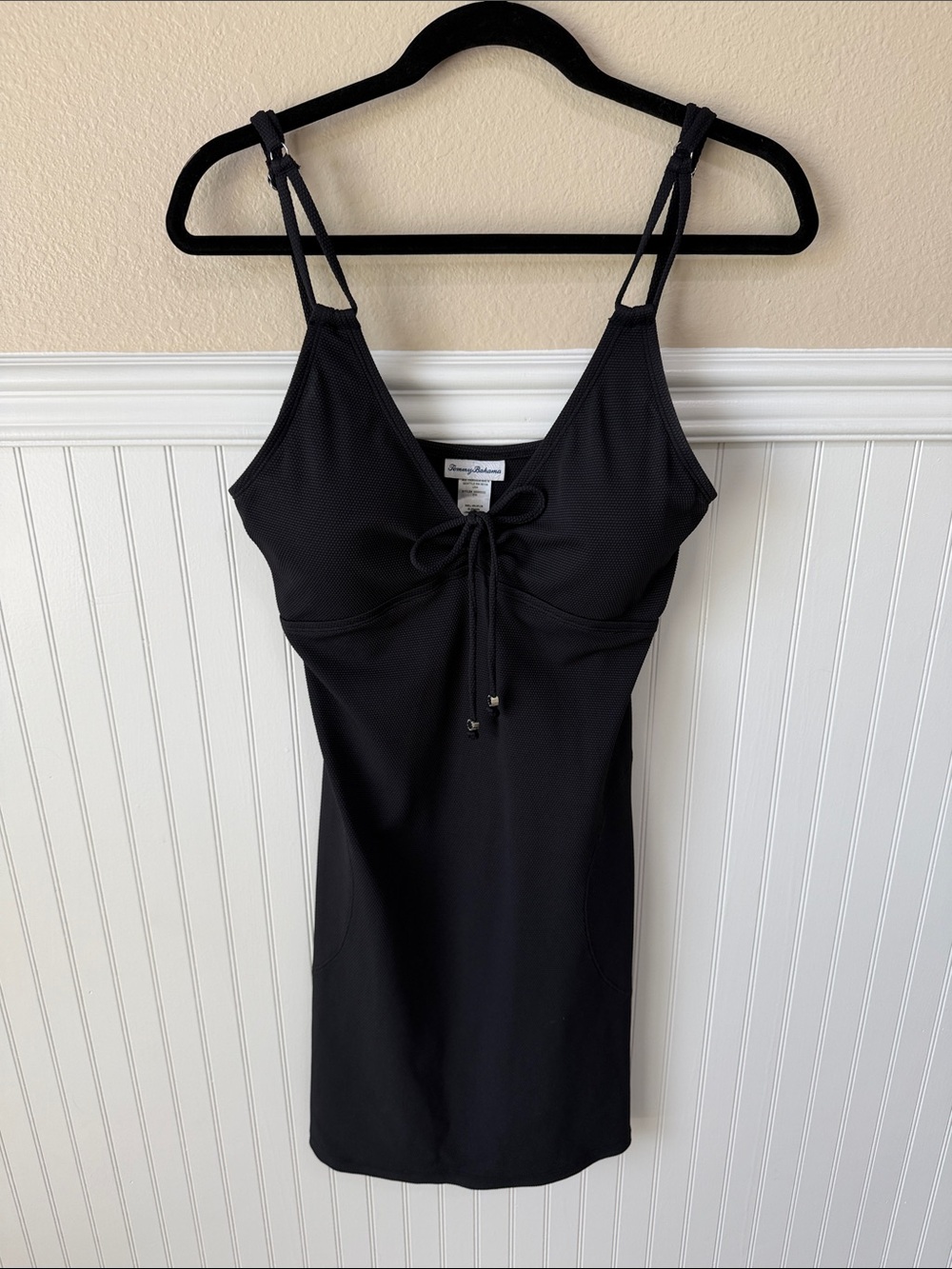 Tommy Bahama Black Dress Size Medium adjustable straps with pockets.